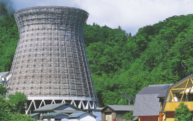 1966年、日本初の商業規模地熱発電に成功した松川地熱発電所。現在は発電出力23,500kWで東北自然エネルギー（株）が運営。