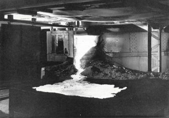 和賀川工場 フェロシリコン出湯のようす * 1995年生産終了
