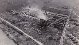 1960年頃の庄川工場（現高岡事業所） * 1998年生産終了