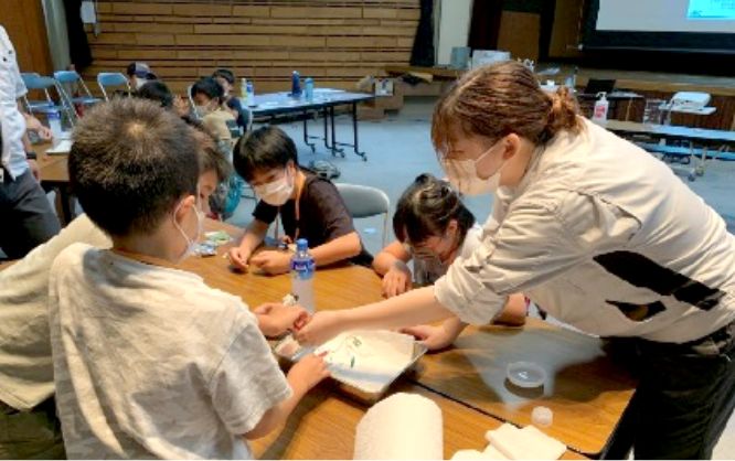 小学生を対象としたサイエンス講座（身近なもので電池をつくろう：備長炭電池）